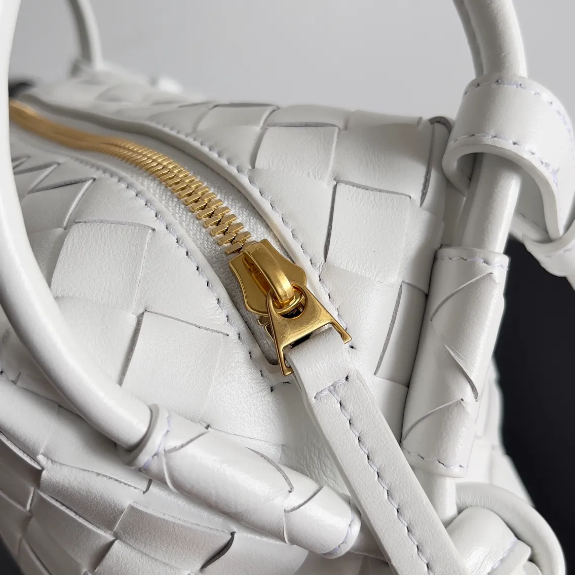 Batch 1360 BOTTEGA VENETA 2024 new loop is here! ! Many girls who like BV have owned the Loop bag. It has a simple appearance, classic weaving, and a compact and lightweight bag shape. This innovation continues the "camera bag" shape. Unlike the traditional Loop bag, which can only be worn as a crossbody bag, this innovation It can be carried by hand or cross-body, satisfying both the concave shape and daily needs. The oversized buckle can be folded and used as a handle. The sultry heat in summer ☀️ usually reduces people's desires. Having a lightweight bag will greatly enhance the happiness of traveling🫧 Style number: 796615 Size: 19*12*9cm